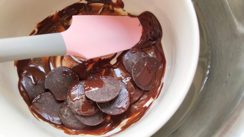 巧克力蛋白棒,黑巧克力隔水融化至液体