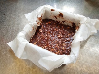巧克力蛋白棒,放入模具中，烤箱上下火150度中层烘烤20分钟