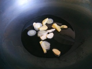 豌豆炒肉末  新文美食,锅中倒入适量油烧热放入葱姜蒜。