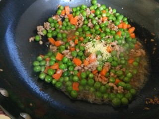豌豆炒肉末  新文美食,加入适量盐，鸡精炒均匀即可出锅。