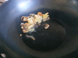 豌豆炒肉末  新文美食,炒制黄色捞出来留下底油。