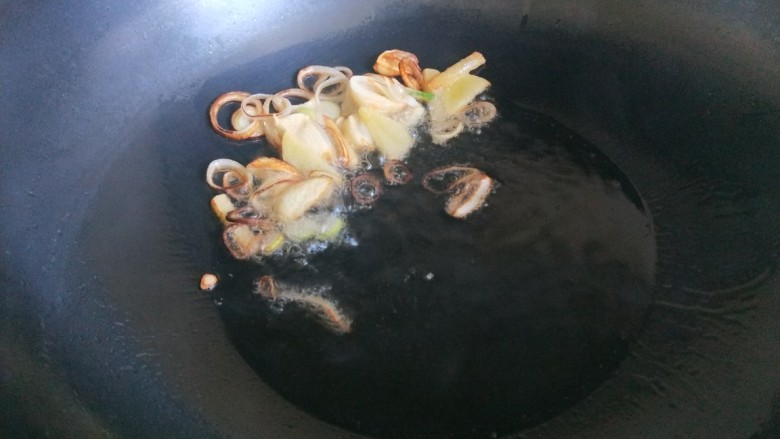 豌豆炒肉末  新文美食,炒制黄色捞出来留下底油。