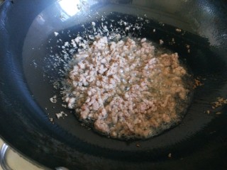 豌豆炒肉末  新文美食,倒入猪肉馅快速炒散。