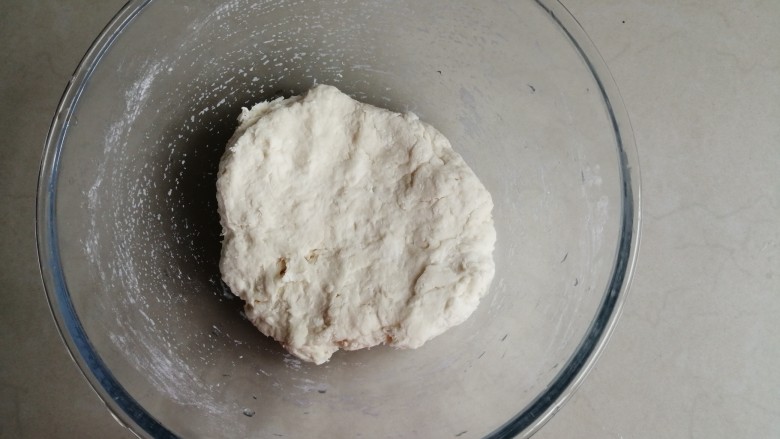中种炼奶排包,先用120克温水溶解3克耐高糖酵母，将180克面粉倒入，揉成面团即可。