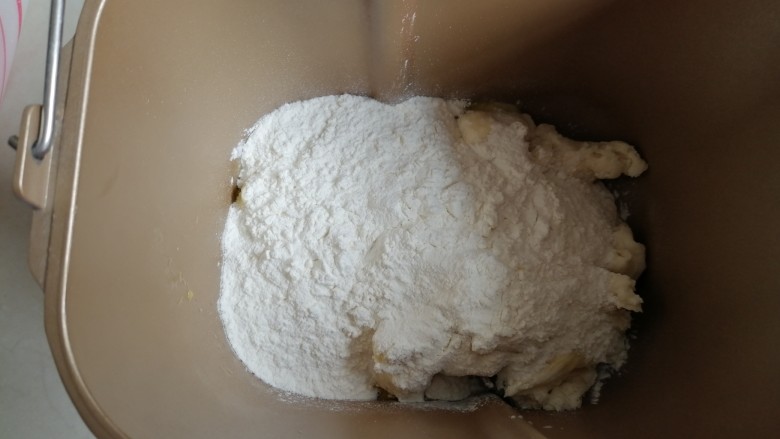 中种炼奶排包,倒入75克面粉