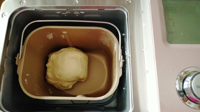 中种炼奶排包,继续和面15至18分钟，揉至扩展阶段即可，盖上盖子松弛30分钟