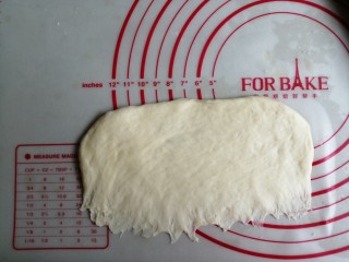 中种炼奶排包,光滑面朝下，把长的底边用手指压薄