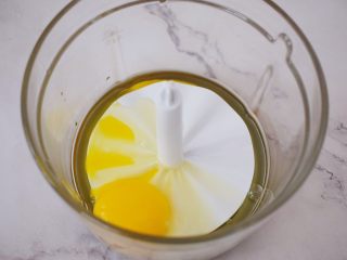 酸奶蔓越莓糕,雞蛋打入容器中打散