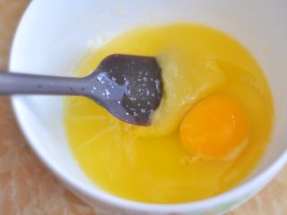 爆浆紫薯仙豆糕,加入鸡蛋搅匀。