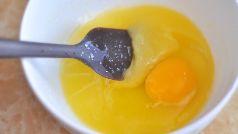 爆浆紫薯仙豆糕,加入鸡蛋搅匀。
