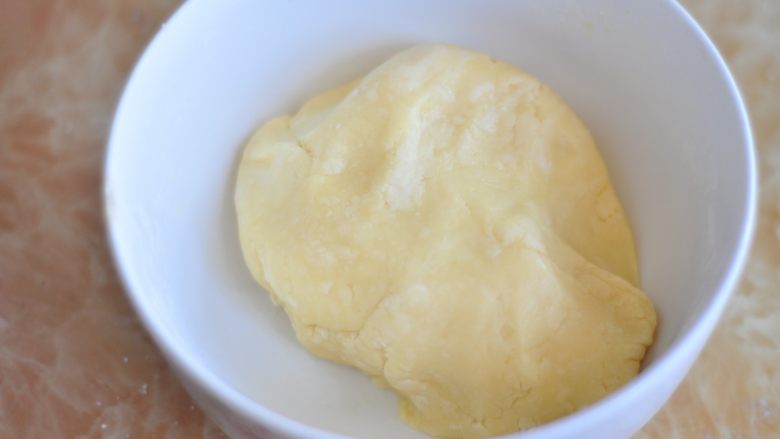 爆浆紫薯仙豆糕,和成面团，盖上保鲜膜静置半小时。