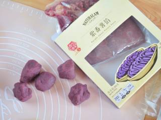 爆浆紫薯仙豆糕,将紫薯馅分成20克一个。