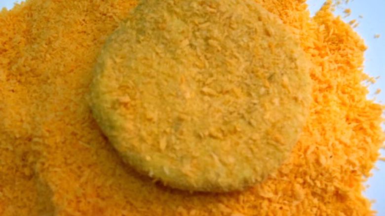 红薯饼,揪一块红薯泥，团成饼状，放到面包糠里，均匀的拍上面包糠。