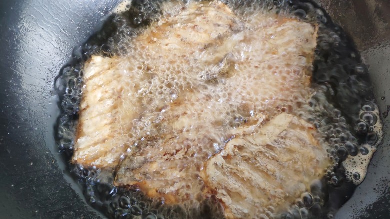 豆豉带鱼（不腥的窍门）,沾匀淀粉的鱼块入油锅炸成金黄色捞出。