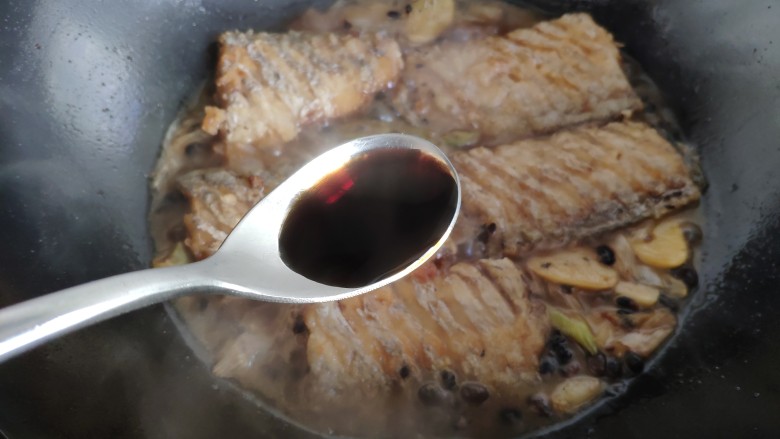 豆豉带鱼（不腥的窍门）,加入两汤勺的米醋和<a style='color:red;display:inline-block;' href='/shicai/ 788'>生抽</a>。这时可以把火调小点炖一会儿，轻轻地翻动鱼块，让鱼块更好的入味。
