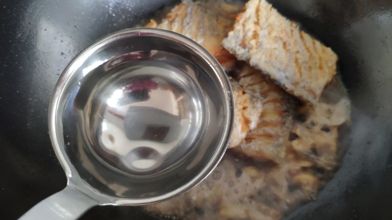 豆豉带鱼（不腥的窍门）,再加入一炒勺热水，是热水，不要加凉水。