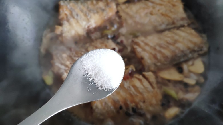 豆豉带鱼（不腥的窍门）,加入一小盐勺的盐。盐可以根据个人口味来添加。再加入少许胡椒粉。