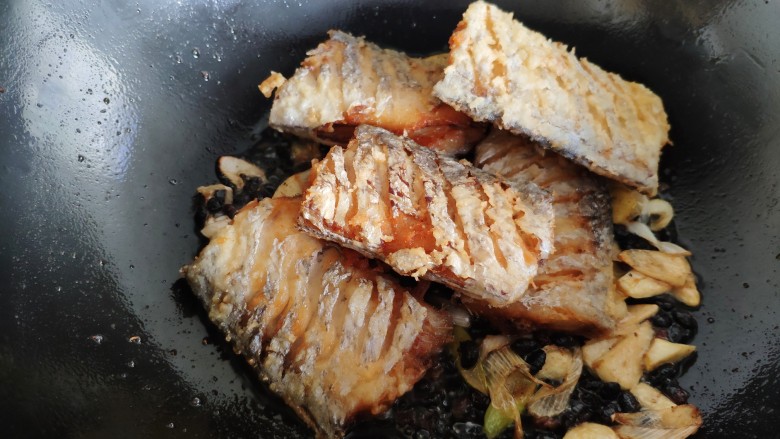 豆豉带鱼（不腥的窍门）,加入炸好的带鱼块。