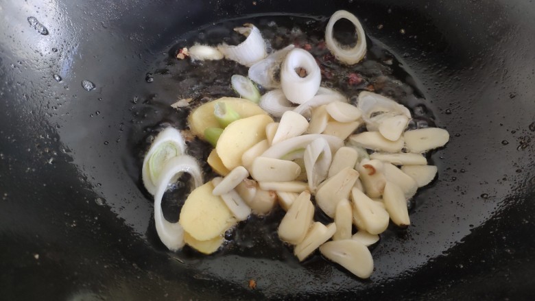 豆豉带鱼（不腥的窍门）,炒锅先放入葱姜蒜。