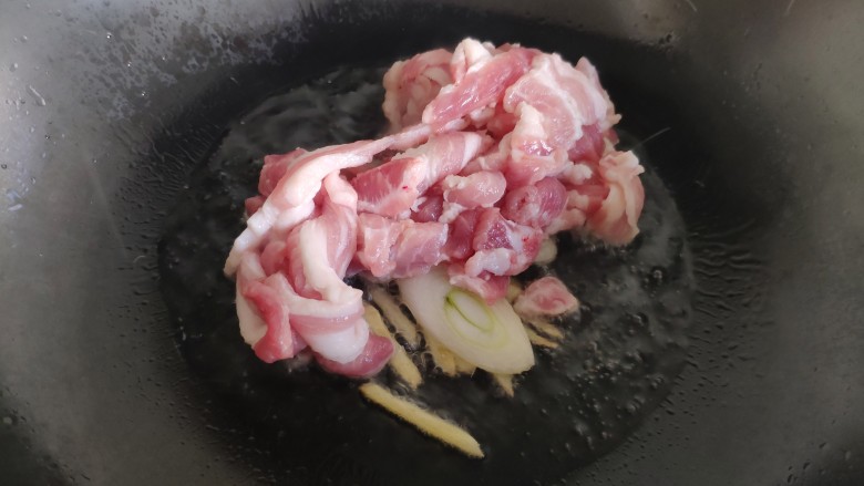 酱爆香菇木耳肉片,然后加入五花肉片，翻炒至肉片变白。