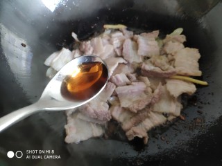 酱爆香菇木耳肉片,当看到肉片变白后，加入料酒继续翻炒。