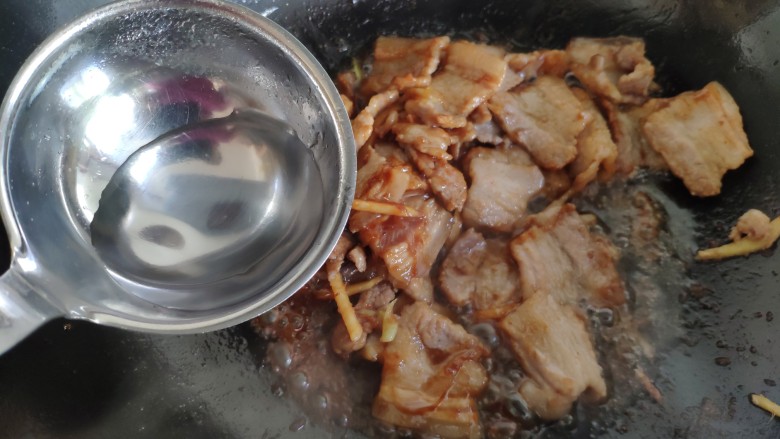 酱爆香菇木耳肉片,这时可加入少许的热水，既防止糊锅炒出的肉片也更嫩。