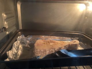 柠香烤鳕鱼,预热好烤箱，鳕鱼放进去，上下火180度烤15分钟，具体时间按照鳕鱼的厚度以及自家烤箱的温度来适当调整