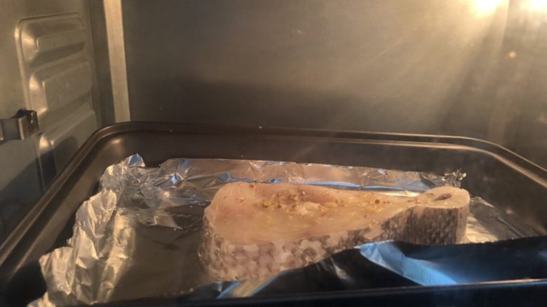 柠香烤鳕鱼,预热好烤箱，鳕鱼放进去，上下火180度烤15分钟，具体时间按照鳕鱼的厚度以及自家烤箱的温度来适当调整