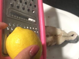 柠香烤鳕鱼,柠檬用盐搓一下表皮，用削皮器搽一层柠檬皮，铺在鳕鱼上面