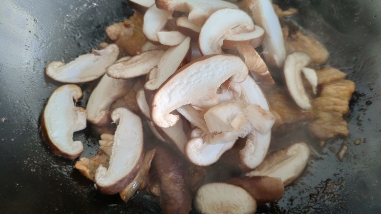 酱爆香菇木耳肉片,放入切好的香菇片。