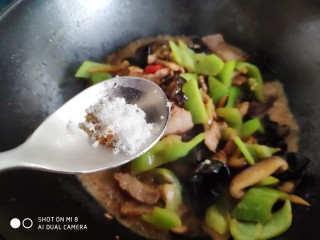 酱爆香菇木耳肉片,然后加入白糖，大火快速翻炒均匀后关火。