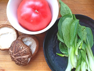 土豆疙瘩汤,香菇，青菜，西红柿洗净备用