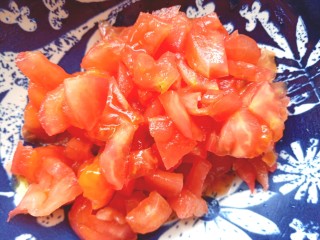 土豆疙瘩汤,西红柿去皮，切丁