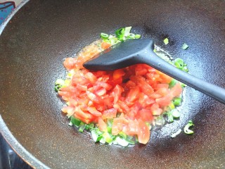 土豆疙瘩汤,放西红柿炒翻炒出汁