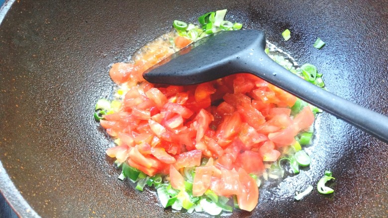 土豆疙瘩汤,放西红柿炒翻炒出汁