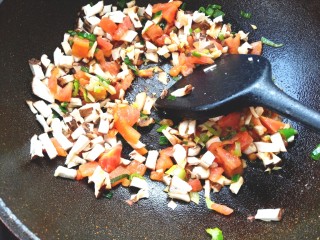 土豆疙瘩汤,放香菇翻炒，加入少许生抽，盐，味精