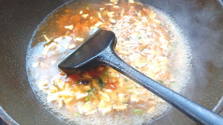 土豆疙瘩汤,加入适量的水，倒入不锈钢锅中