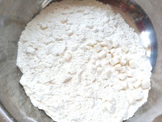 土豆疙瘩汤,土豆沾好面粉，用筛子过滤出面粉。