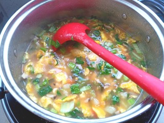 土豆疙瘩汤,在下入炒好的鸡蛋搅拌均匀出锅。