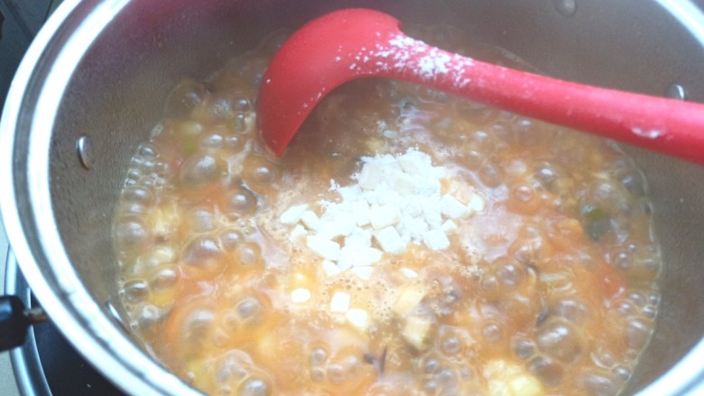 土豆疙瘩汤,下入锅中煮熟
