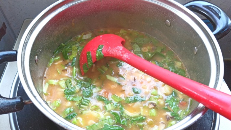 土豆疙瘩汤,下入青菜，搅拌均匀