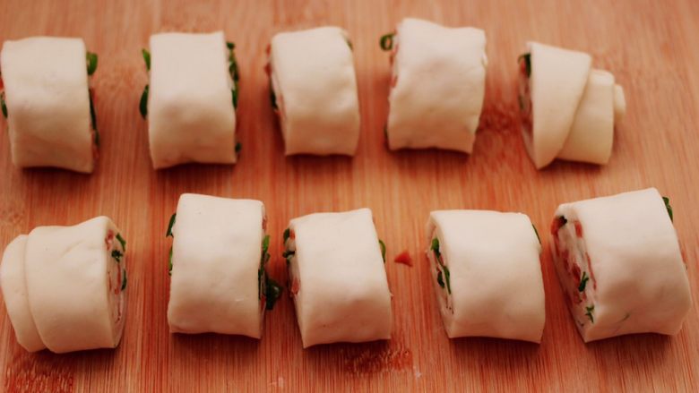 香葱火腿花卷,把卷好的面卷，用刀均匀的切成小块。