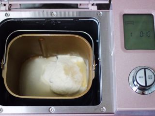 香葱火腿花卷,把称重的面粉和清水，放入东菱面包机里，加入酵母后，启动和面模式。