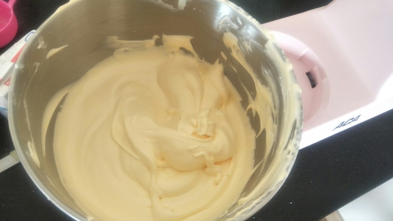 贺寿双层蛋糕(10＋6寸),加入蛋黄后继续打30秒提起花纹不会马上消失。