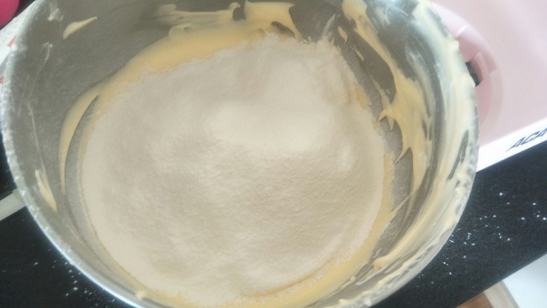 贺寿双层蛋糕(10＋6寸),过筛低筋面粉。搅拌均匀后加入黄油，牛奶。