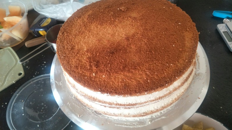 贺寿双层蛋糕(10＋6寸),一层层起来后。先把表面抹均匀封胚后