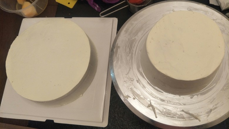 贺寿双层蛋糕(10＋6寸),同样的方法。在抹奶油，一个六寸的来。