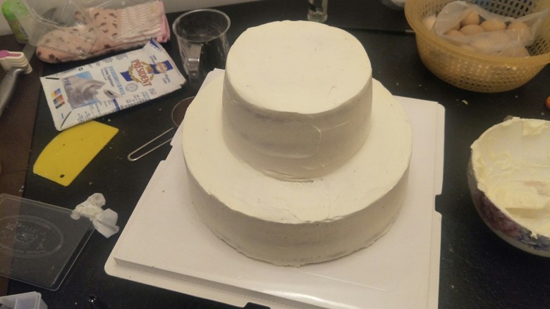 贺寿双层蛋糕(10＋6寸),六寸蛋糕小心的放上去。