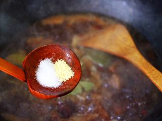 红烧牛肉炖大蒜,根据个人口味，加入适量的盐和鸡精调味。