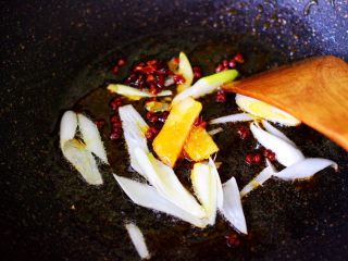 红烧牛肉炖大蒜,这个时候加入花椒和八角，小火慢慢炸出香味后，再爆香葱姜片。